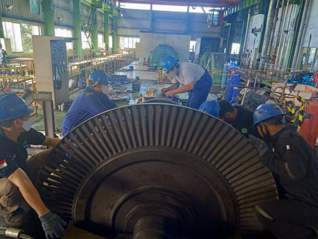 Goltens technicians inspecting a damaged steam turbine rotor shaft