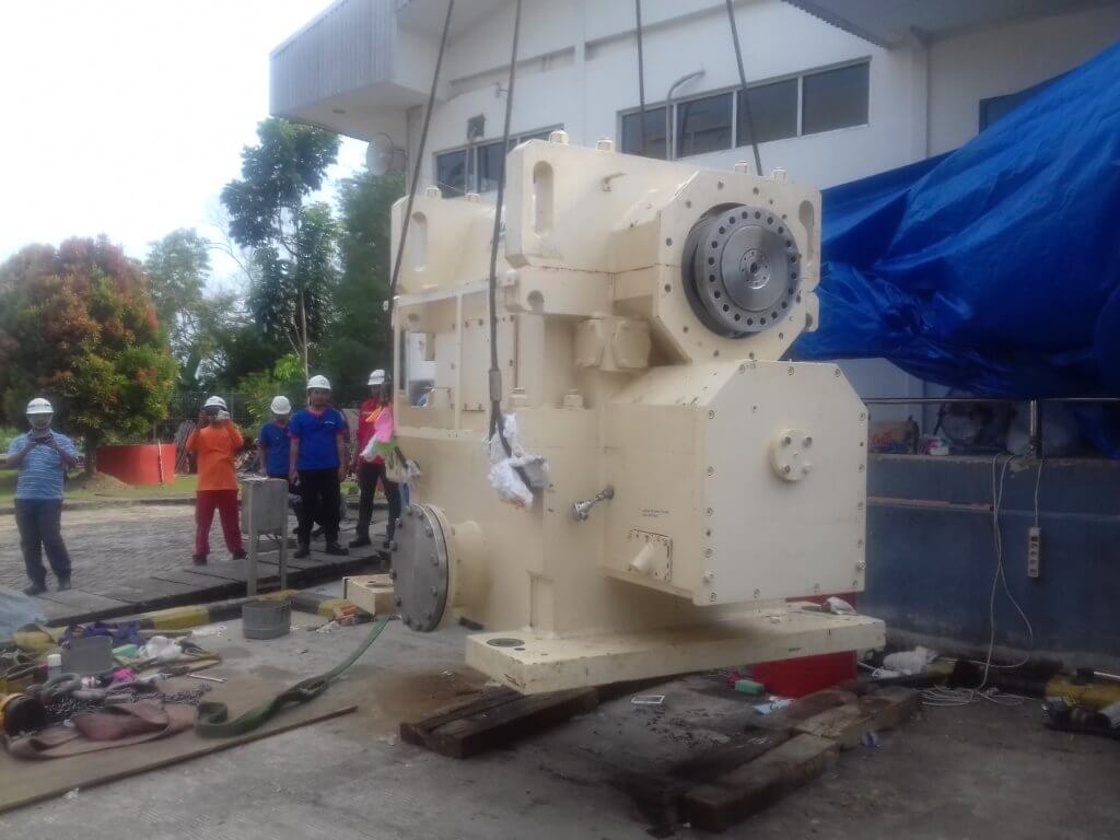 GE 7LM6000 - Rigging gear box out of powerhouse to work area