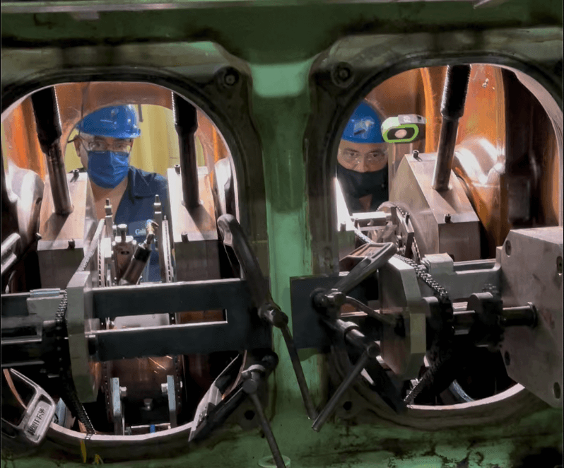 Simultaneous machining of crankpins 3 and 4 on Wartsila W6L32 Engine by Goltens in-place machinists