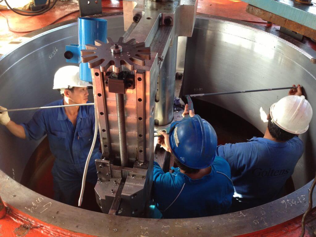 Measurement of top reel hub bearing housing diameter