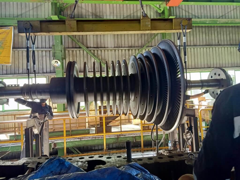 Rigging a damaged turbine rotor from turbine casing for machining