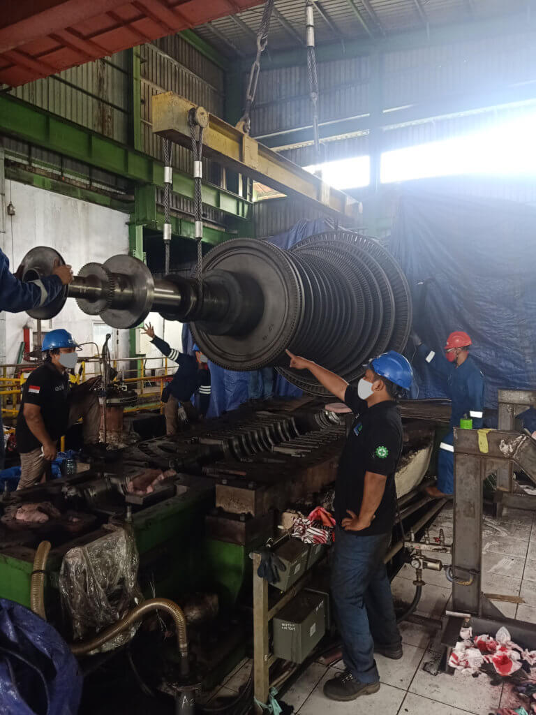 Rigging of damaged steam turbine shaft to location for machining