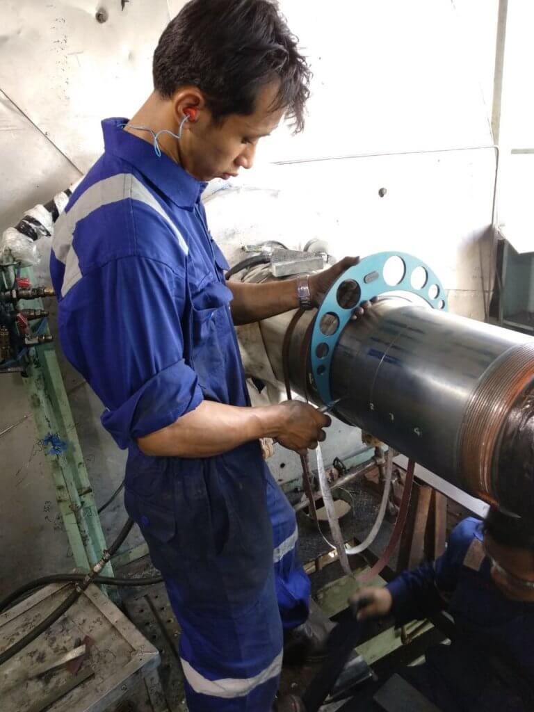 Goltens specialist Verifying shaft diameter measurement