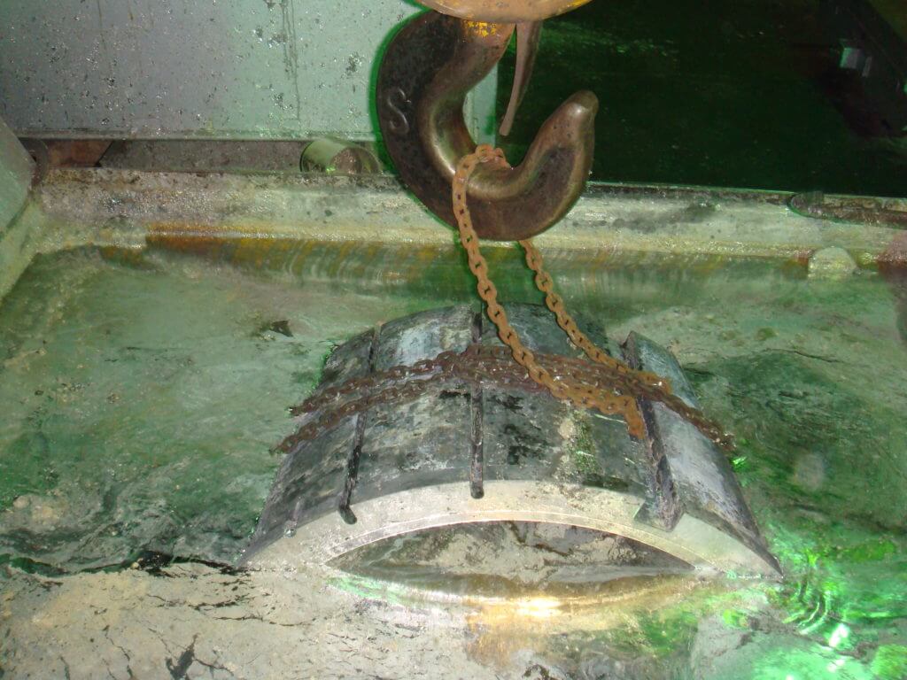 FWD stern tube bearing immersed in the tinning tank