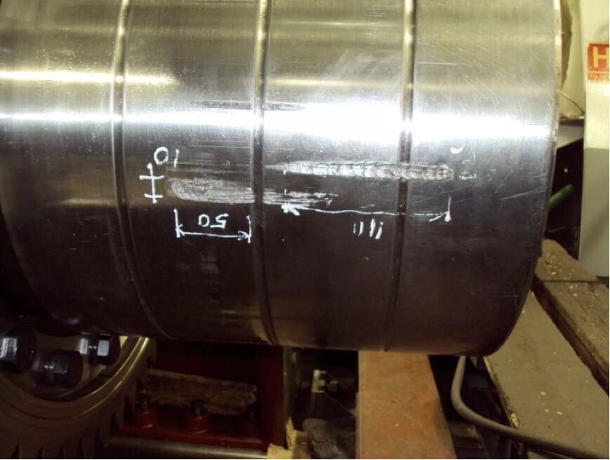 Scoring damage to the crankshaft stub shaft