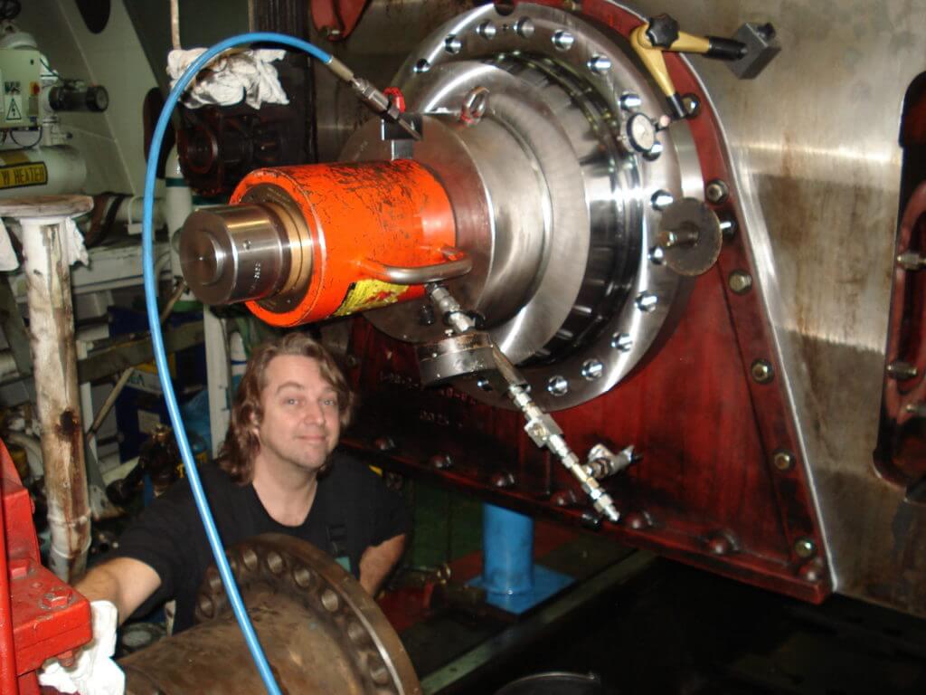 Preparing hydraulic installation of the flywheel hub