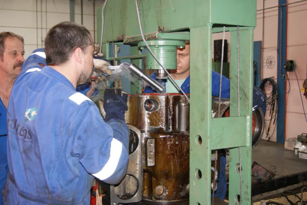 Installation of guides in MAN cylinder heads at Goltens workshop