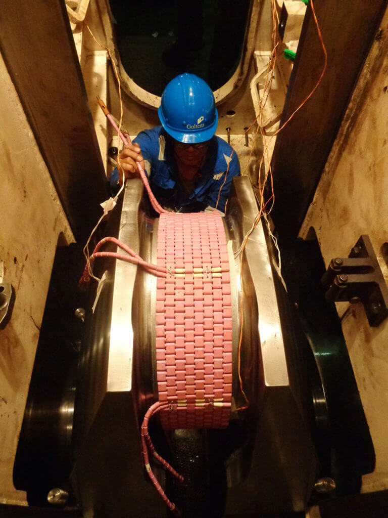 Installation of the annealing tiles on the damaged MAN B&W crankpin journal