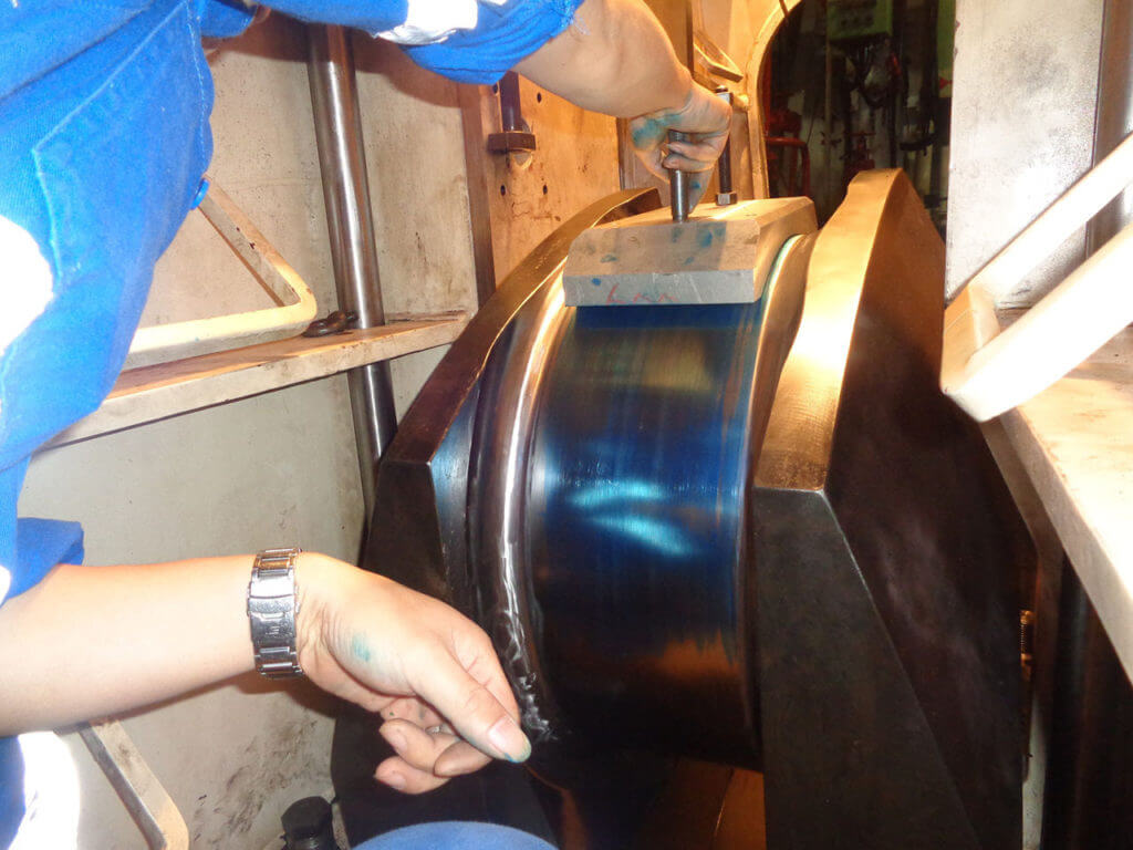 Blue fitting check on crankshaft journal surface after honing