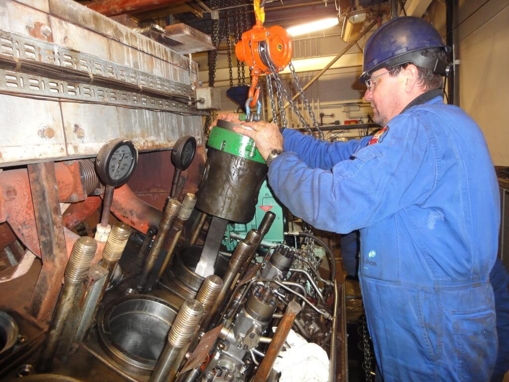 Reassembling of one of the overhauled pistons and connecting rods