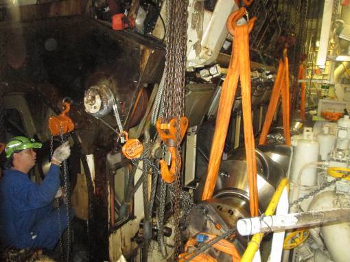 Rigging of damaged Wartsila 12V46B crankshaft from engine
