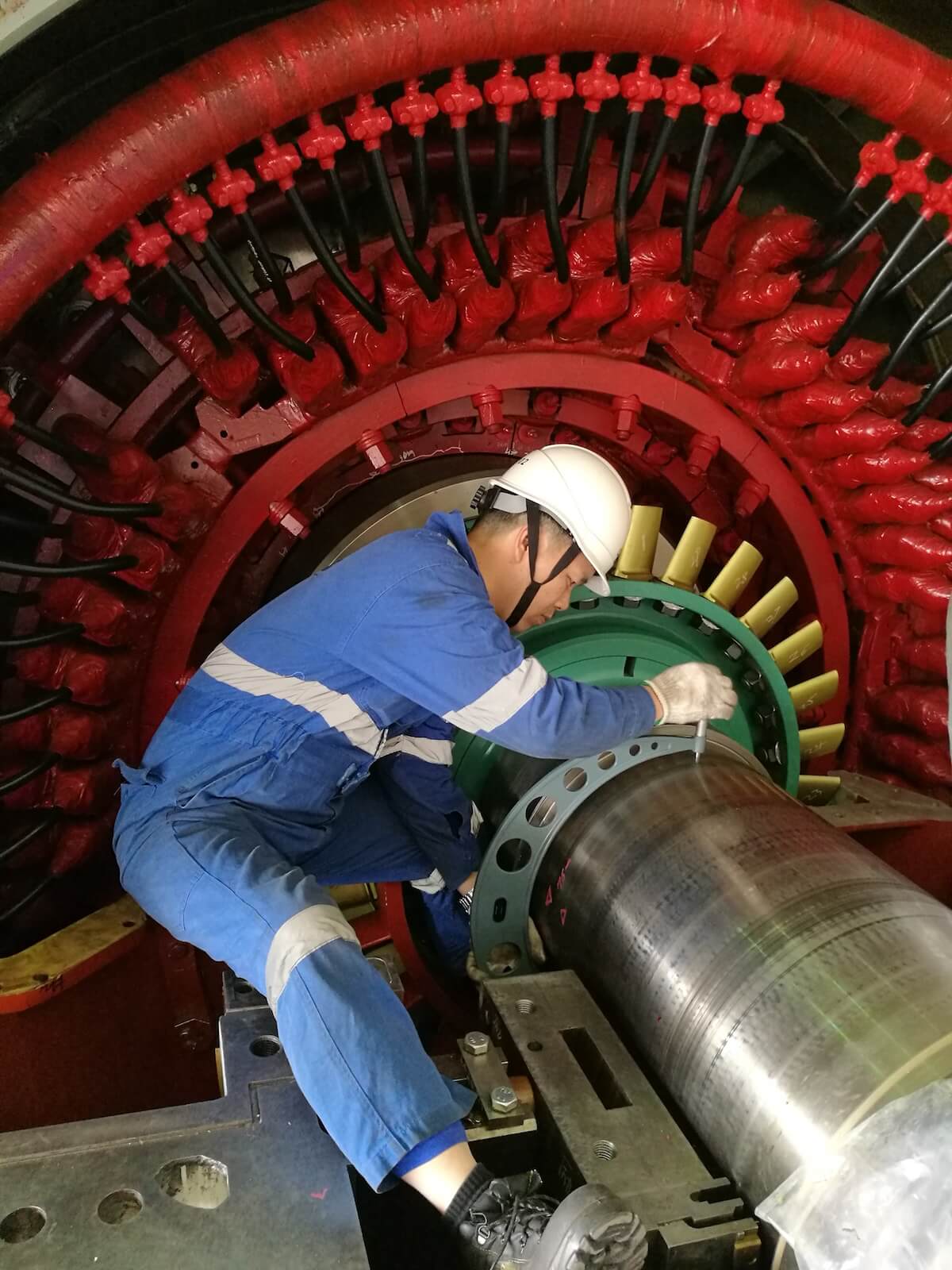 Complete inspection of steam turbine rotor shaft journal