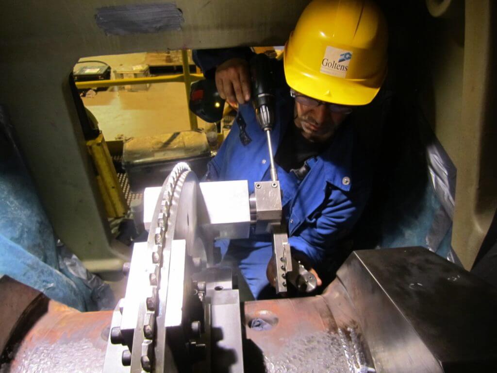 Installing radius cutter to machine fillet radii after annealing Wartsila 18V50DF crankshaft