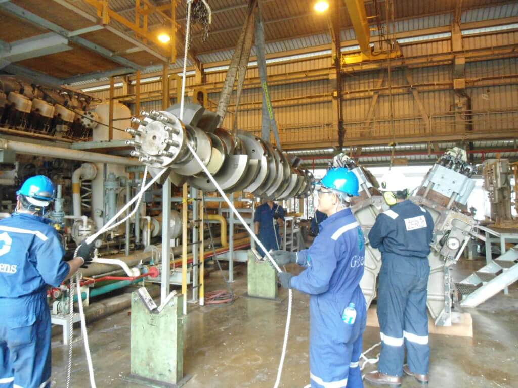 Rigging of damaged crankshaft from engine