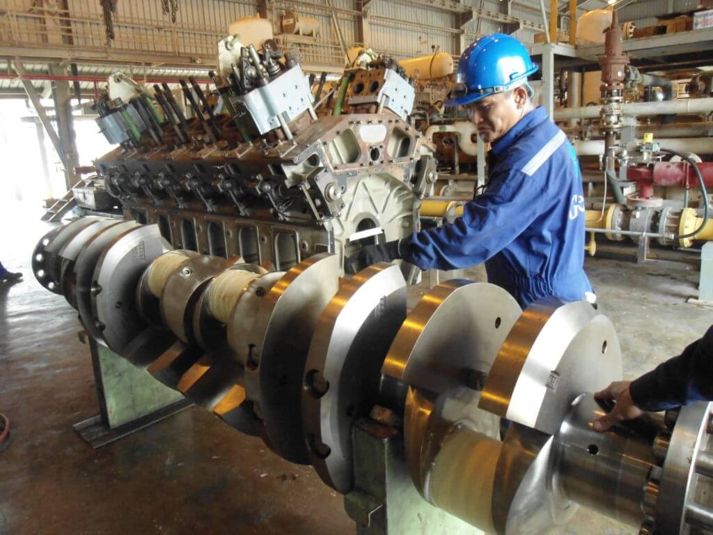 Preparing crankshaft for shipment to Goltens workshop