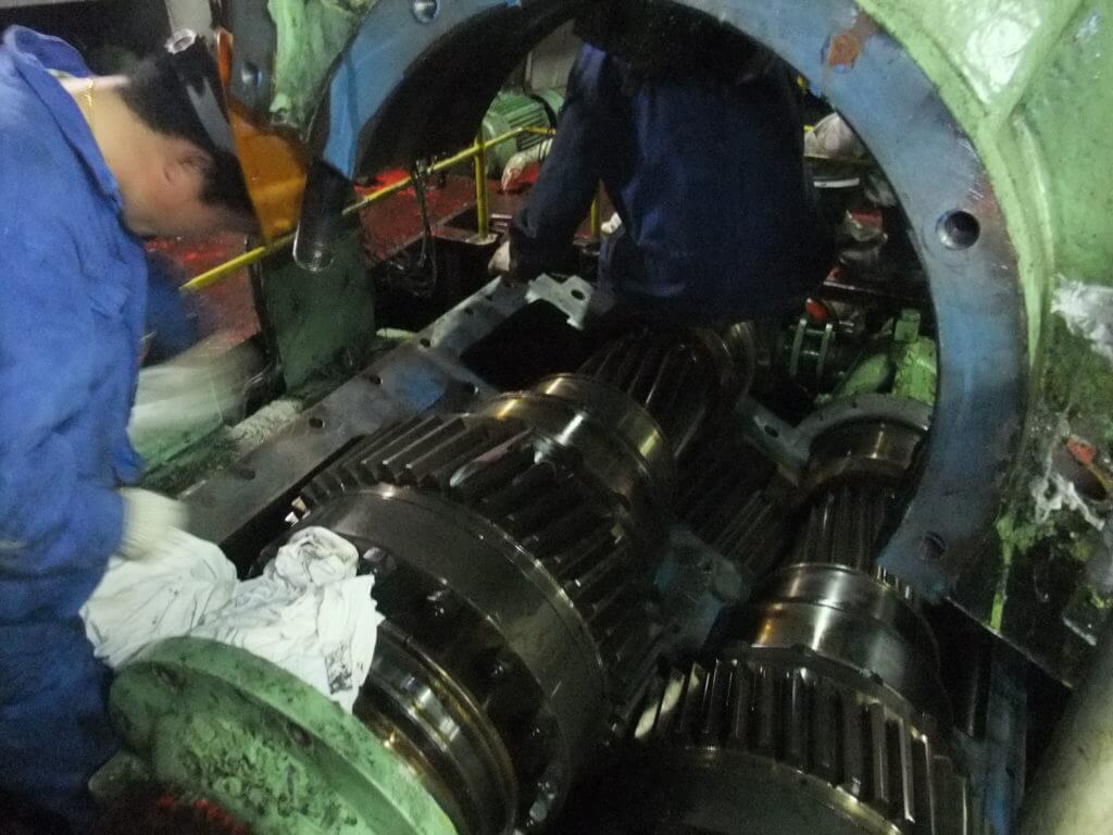 Goltens overhauling main engine gear box